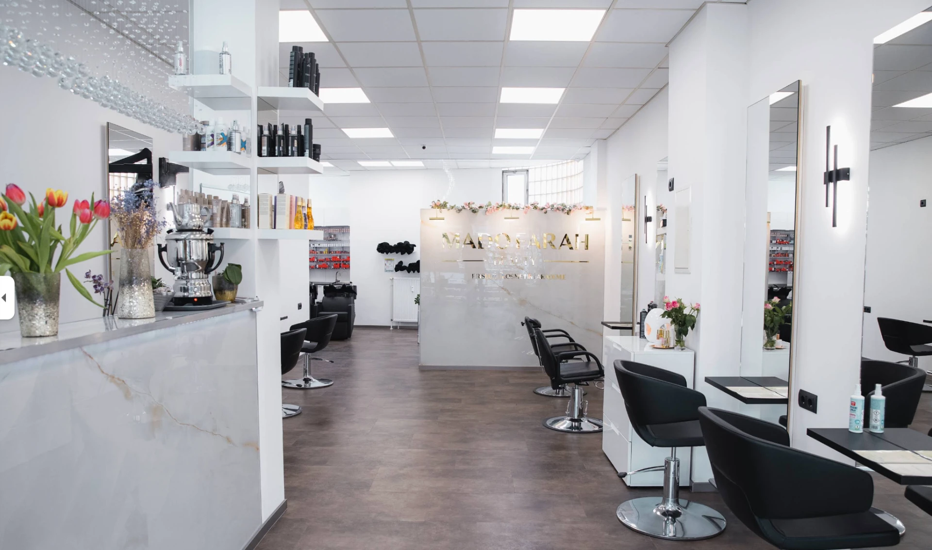 Blick durch den Salon MadoFarah Beauty auf den goldenen Schriftzug.