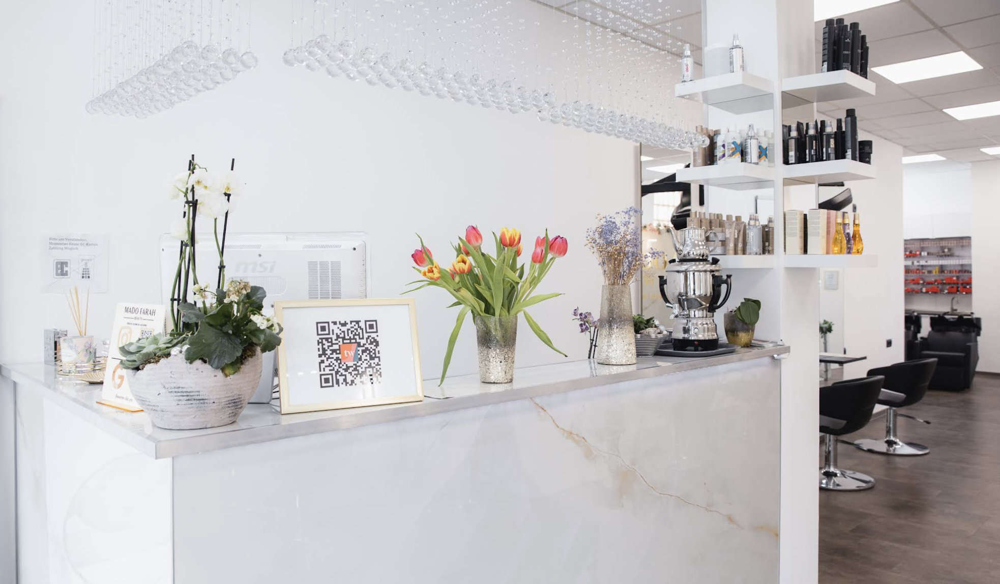 Empfangstresen von MadoFarah Beauty mit Tulpen, Orchidee und Samowar.